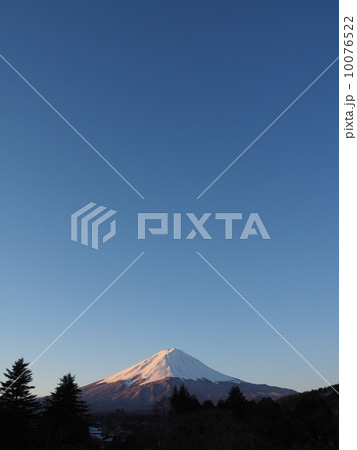 朝日が照らす富士 10076522