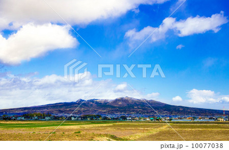 晴れた日の赤城山 10077038