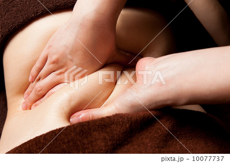 エステ(本物のプロのエステティシャンによる施術風景) 10077737