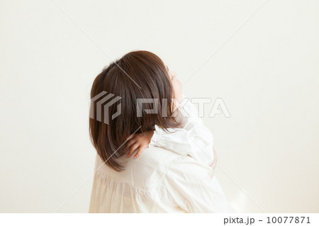 ママにしがみつく女の子 ママにしがみつく女の子 10077871