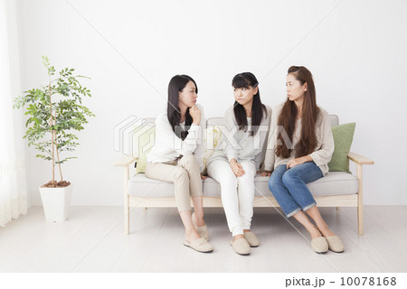 悩む3人の女性 悩む3人の女性 10078168