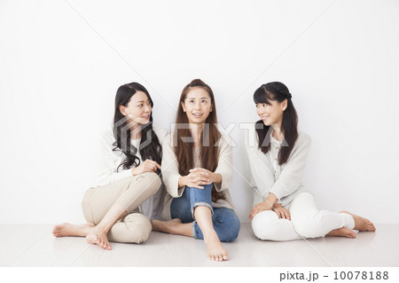 床に座る女性3人 床に座る女性3人 10078188