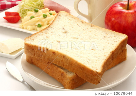 食パン　ライ麦パン　サラダ　朝食　白背景 10079044