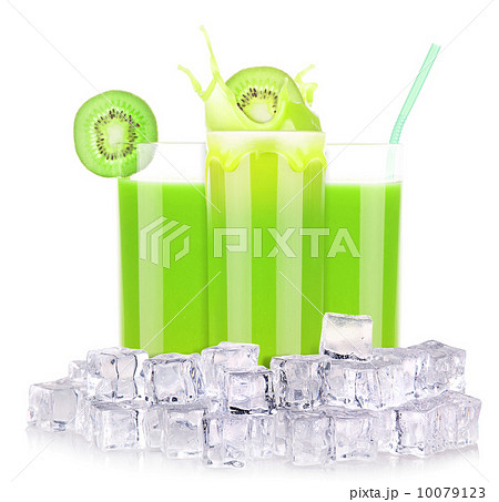 Smoothies of kiwi in glass with splash 10079123