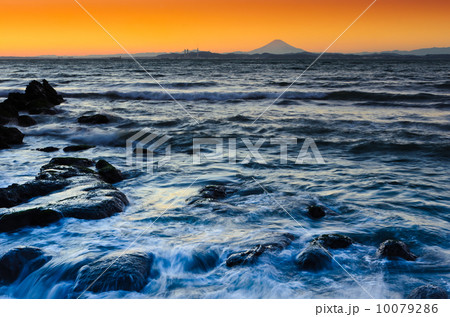 千葉県の富士山のある風景・富津市「荒れる海と富士山」 千葉県の富士山のある風景・富津市「荒れる海と富士山」 10079286