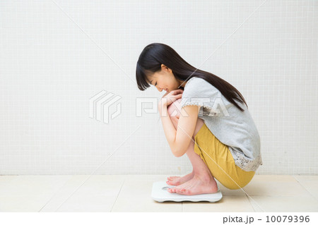 ヘルスメーターに乗る女性 ヘルスメーターに乗る女性 10079396