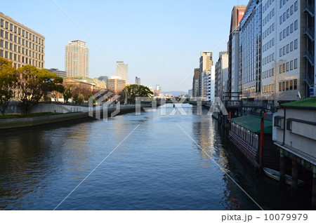 淀屋橋から眺めた土佐堀川（大阪市北区･中央区） 10079979