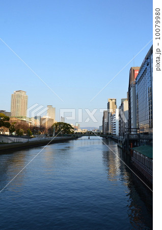 淀屋橋から眺めた土佐堀川（大阪市北区･中央区） 10079980
