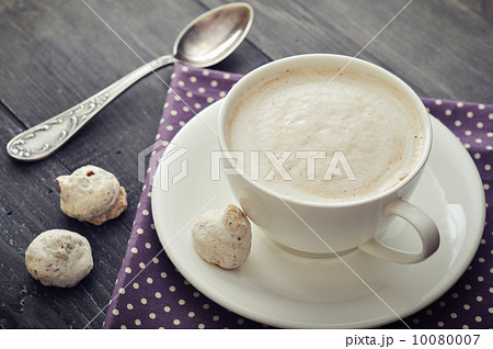 Cappuccino with  biscotti 10080007
