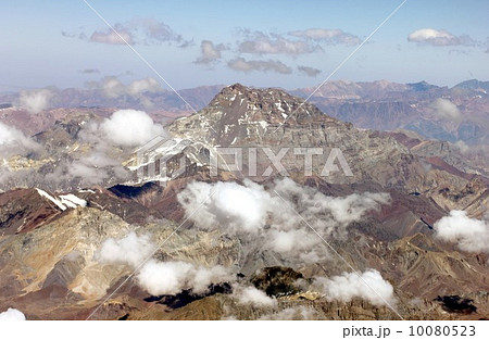 アンデス山脈の中でひときは存在感を放つ南米最高峰アコンカグア 10080523