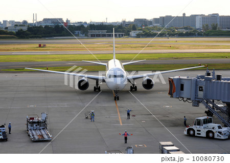 エアエプロンに到着するジェット機-1 10080730