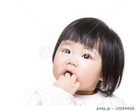 Asia baby suck finger in mouth 10084606