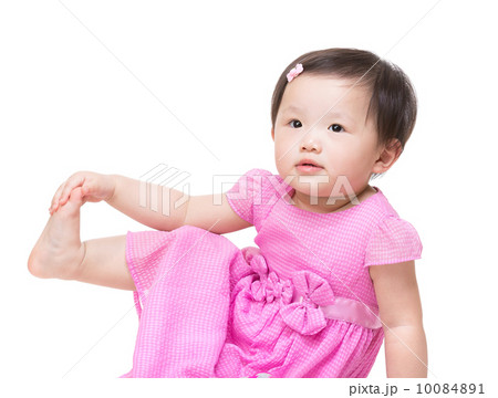 Asia little girl touch her feet 10084891
