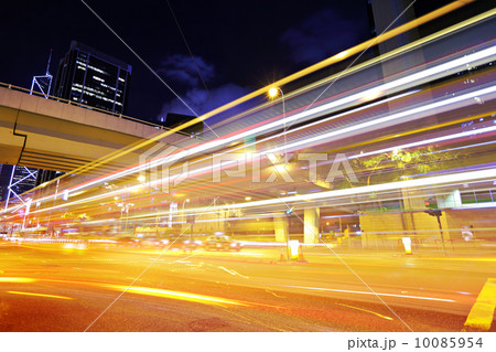 Traffic trail in city 10085954
