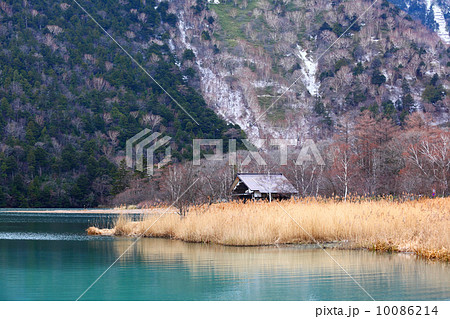 Beautiful lake with wooden house 10086214