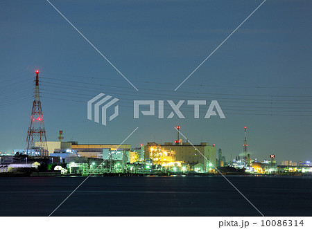 Industrial plant at night 10086314