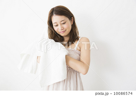 髪をふく女性 髪をふく女性 10086574