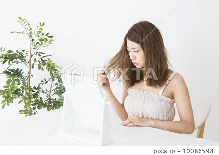 髪を触る女性 髪を触る女性 10086598