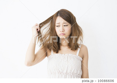 髪を触る女性 10086606