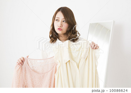 服を迷う女性 服を迷う女性 10086624