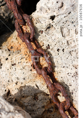 Old industrial chain links at the harbor 10087636
