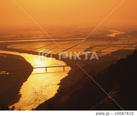 最上川　夕景　山形 10087819