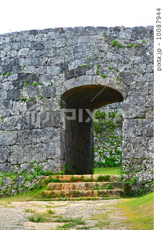 世界遺産・座喜味城跡の「二の郭の城門」(沖縄県中頭郡読谷村) 世界遺産・座喜味城跡の「二の郭の城門」(沖縄県中頭郡読谷村) 10087944