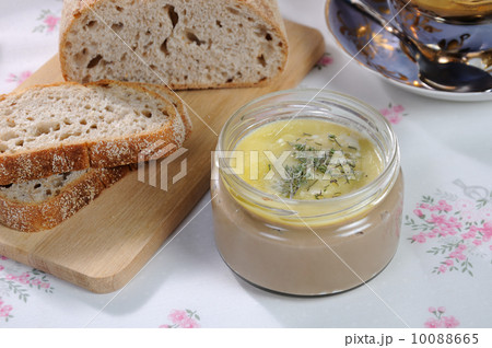 Jar with chicken pate 10088665
