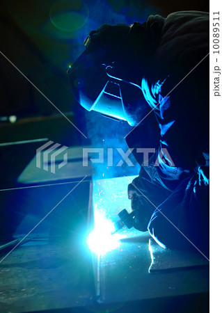 welder with protective mask welding metal 10089511