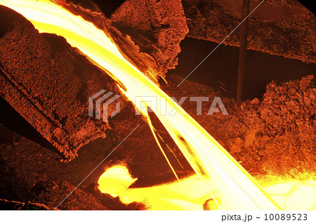 Pouring of liquid metal 10089523