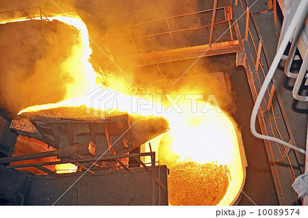 pouring molten steel 10089574