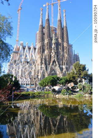 水面に写るサグラダ・ファミリア 水面に写るサグラダ・ファミリア 10090704
