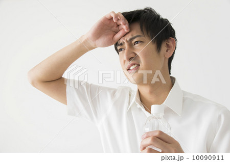 熱中症予防　暑がるクールビズ男性 10090911