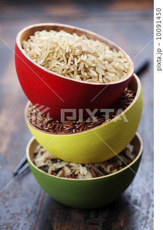 bowls of uncooked rice 10091450