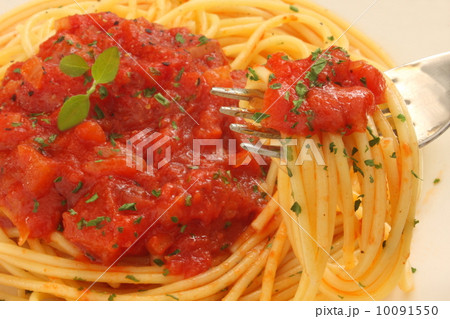 パスタ　スパゲティー　トマトソース　白背景 10091550