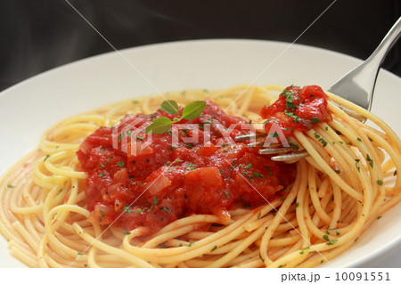 パスタ スパゲティー トマトソース 白背景 パスタ スパゲティー トマトソース 白背景 10091551