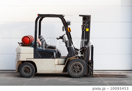 Standard small gas engine truck lift above gray storage gate 10093453