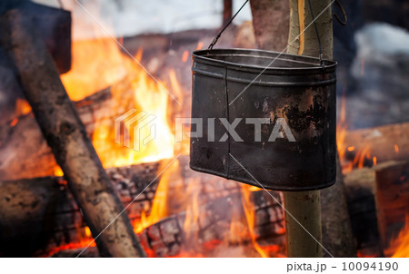 Bonfire with metal black kettle Bonfire with metal black kettle 10094190