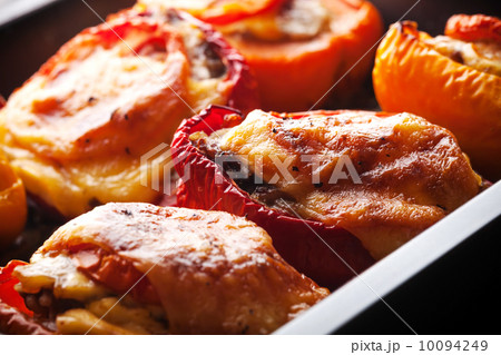 Macro of stuffed bell peppers on black pan 10094249