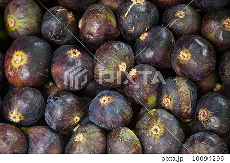 A lot of figs on the counter 10094296