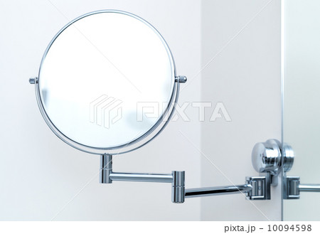 Round wall mirror for the bath. Close-up photo 10094598