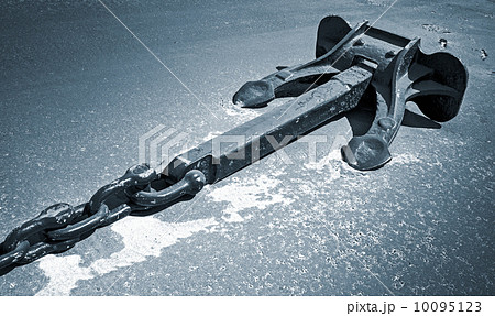 Mooring anchor with chain on dry ground. Monochrome photo 10095123