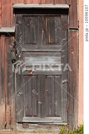 Old brown locked wooden door background texture 10096107
