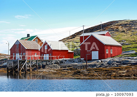 Traditional Norwegian coastal village with red wooden houses 10097093