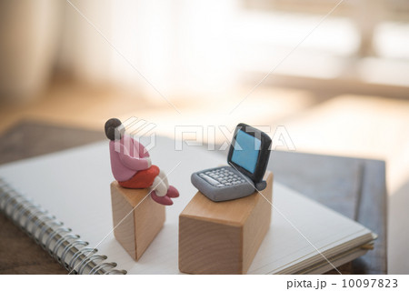 パソコンと女の子 10097823