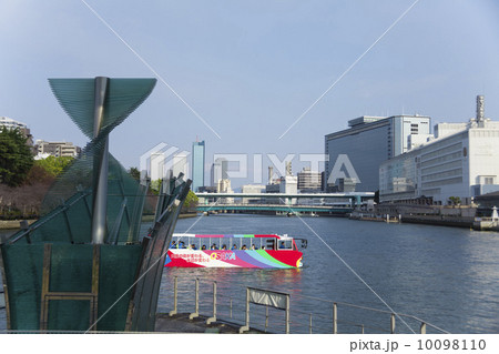 中之島からの天満橋と水陸両用車 10098110