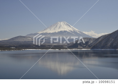 本栖湖から富士山　冬 10098151