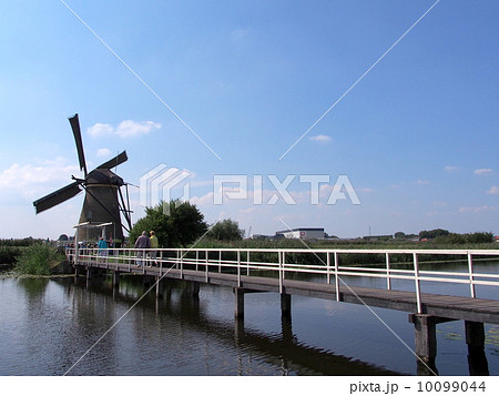 世界遺産　オランダ　キンデルダイクの風車網 10099044