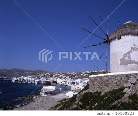 カト・ミリの風車とミコノスタウン町並 10100923