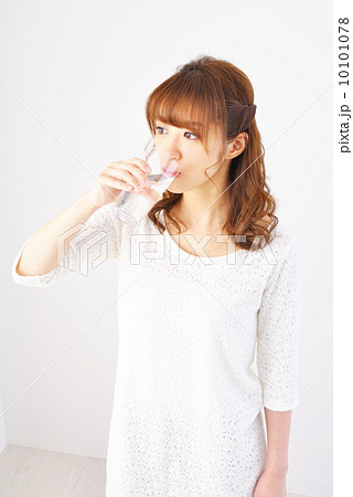 水を飲む女性 10101078